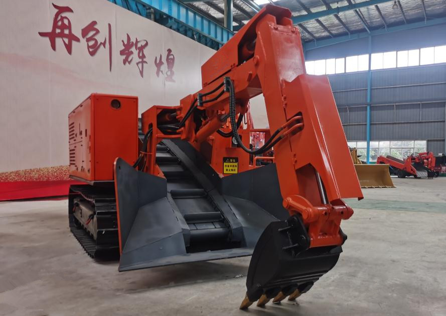 履帶刮板扒渣機(jī) 履帶刮板扒渣機(jī)