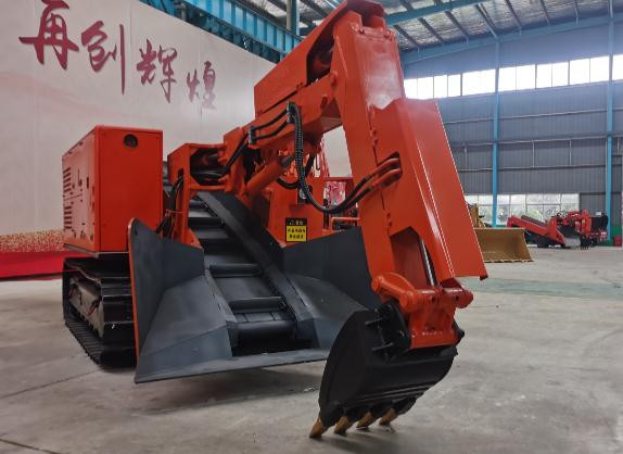 跟著帥龍扒渣機廠家一起了解下履帶扒渣機的特點！