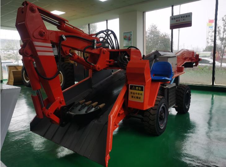 輪式扒渣機應(yīng)設(shè)立保養(yǎng)制度，使扒渣機得到應(yīng)有的呵護