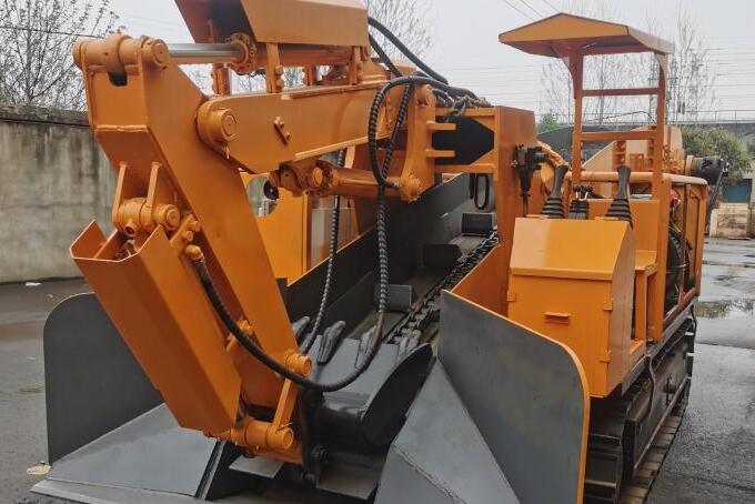 履帶扒渣機(jī)有什么優(yōu)勢呢？